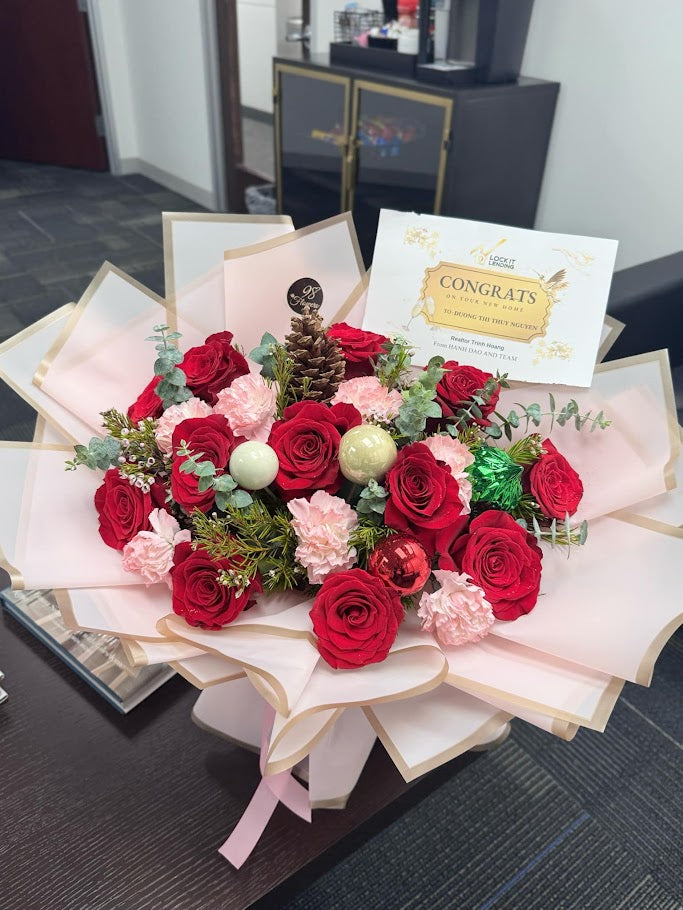 Red Noel Bouquet image 0