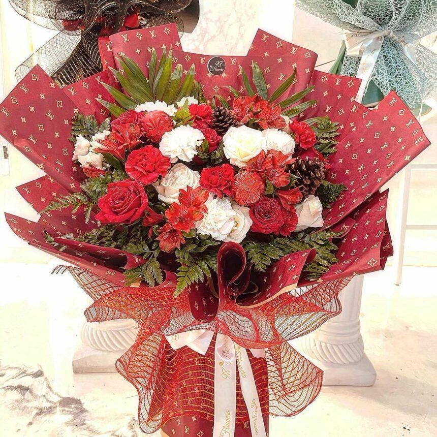 Luxurious Yuletide Bouquet image 0