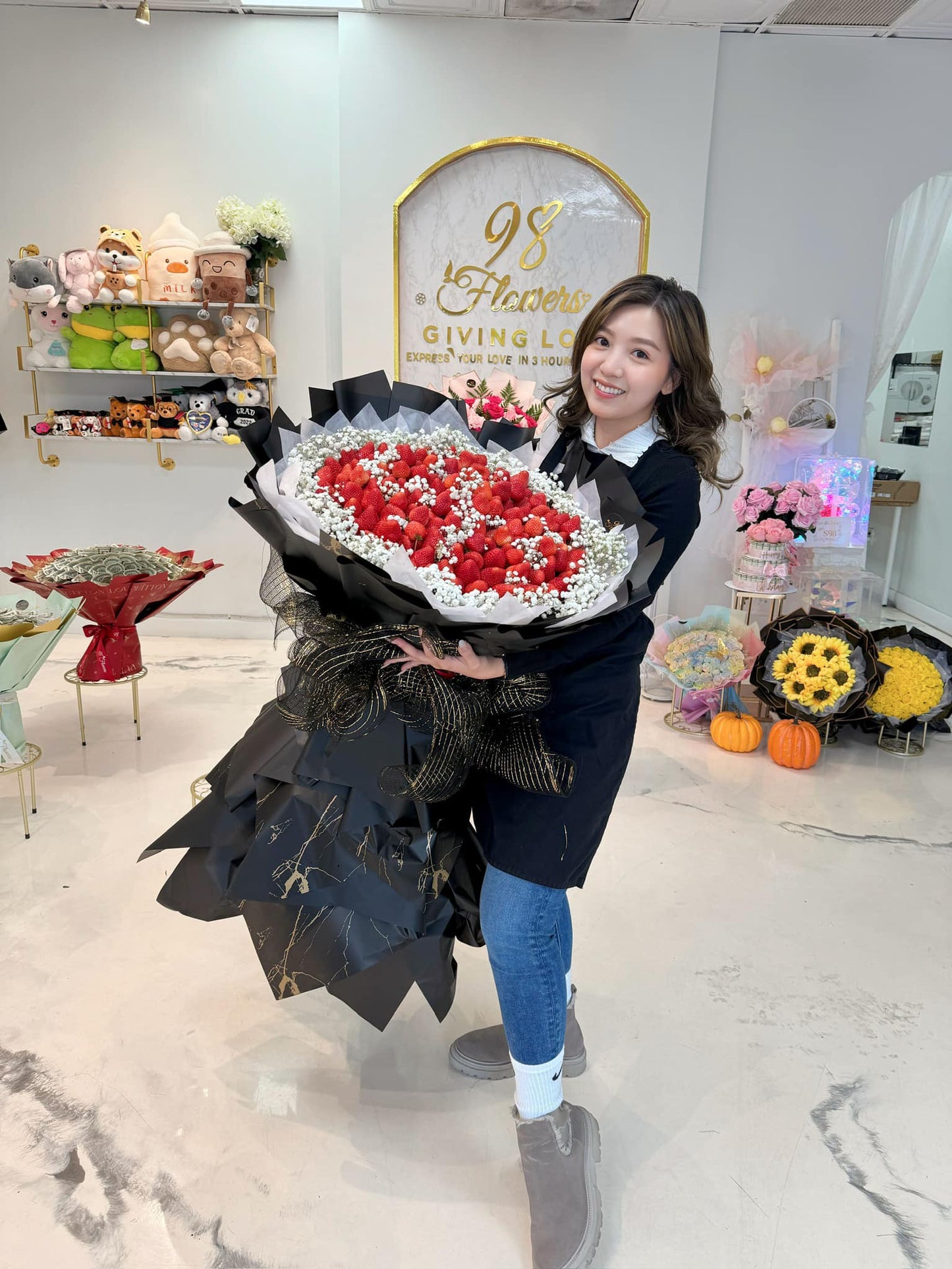 Berry Luxe Strawberry Bouquet image 0
