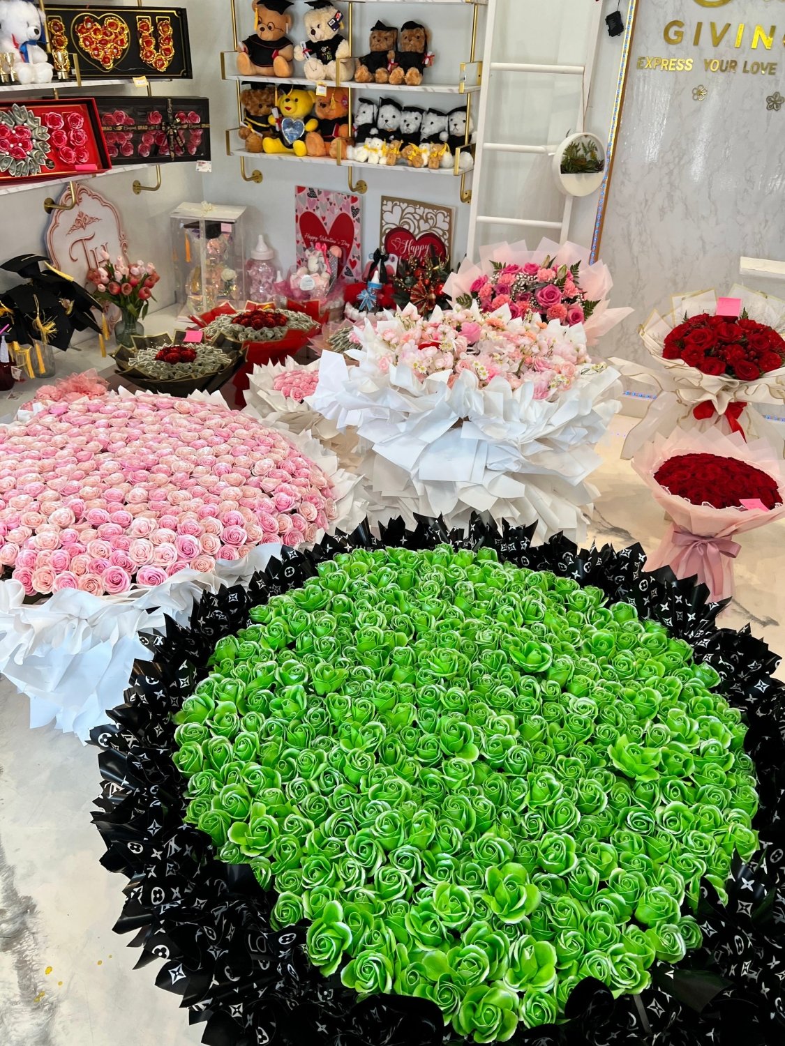 Lime Green Giant Rose Bouquet - 98 FLOWERS