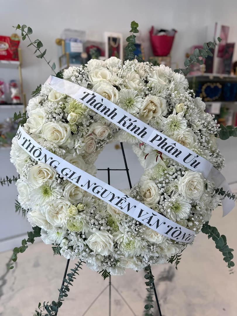 Heavenly Peace White Rose Wreath image 0