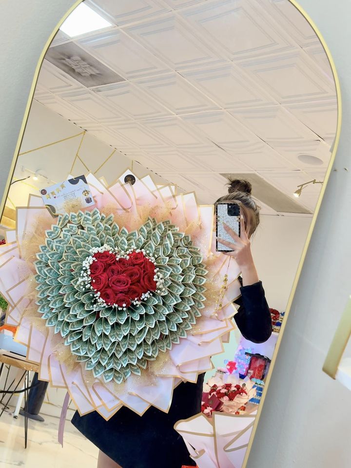 Prosperous Passion Money and Rose Bouquet image 1