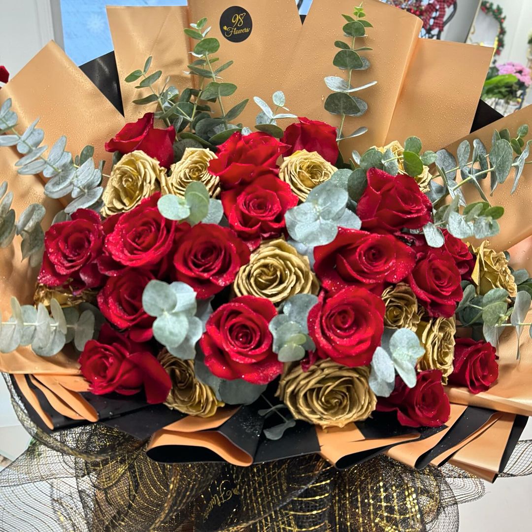 Golden Elegance Rose Array image 0