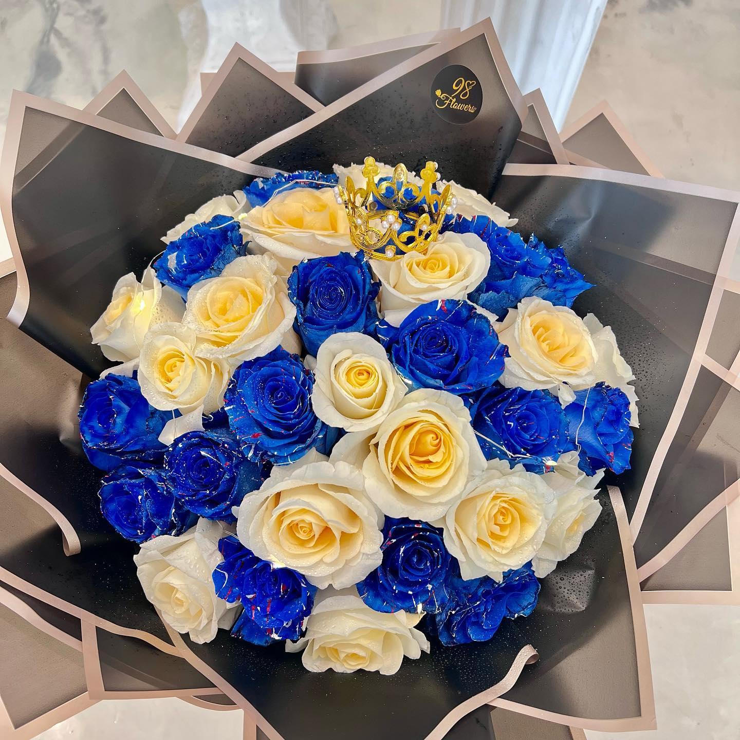 98 Round Shape - Small Size (12 Roses), BLUE & YELLOW ROSES MIX image