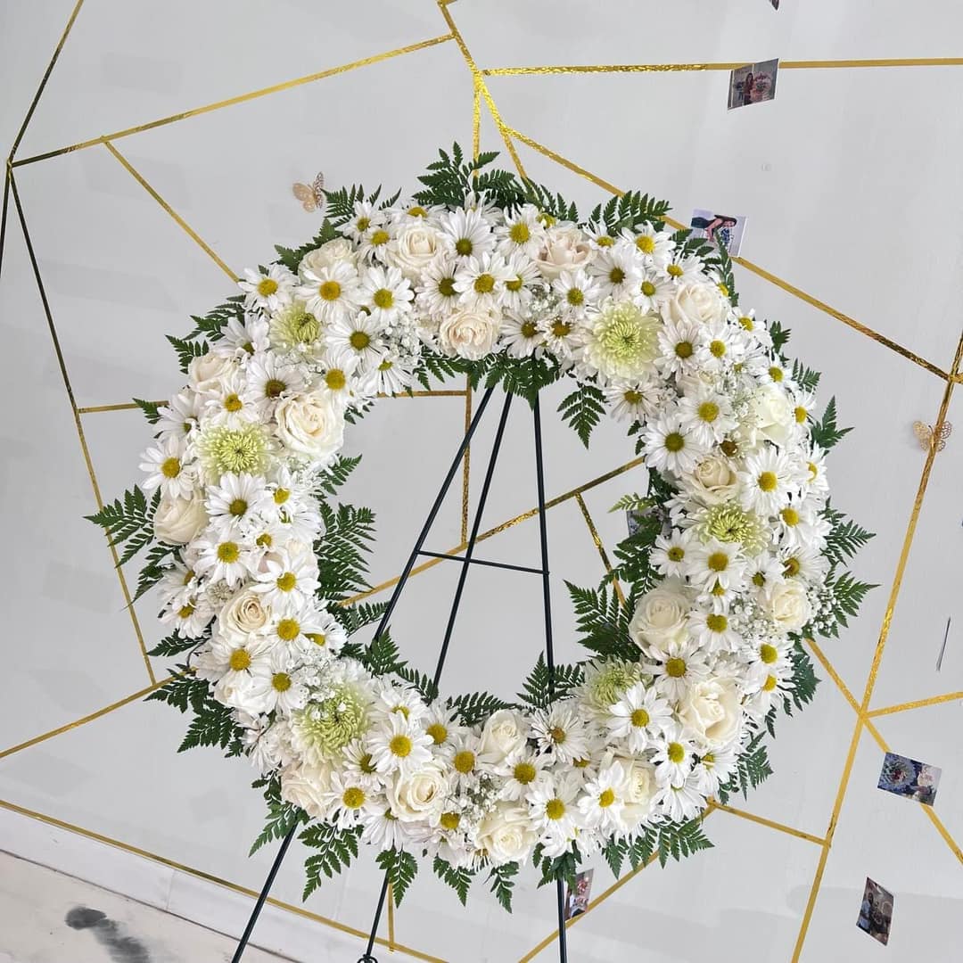 Peaceful Meadow White Wreath image 0