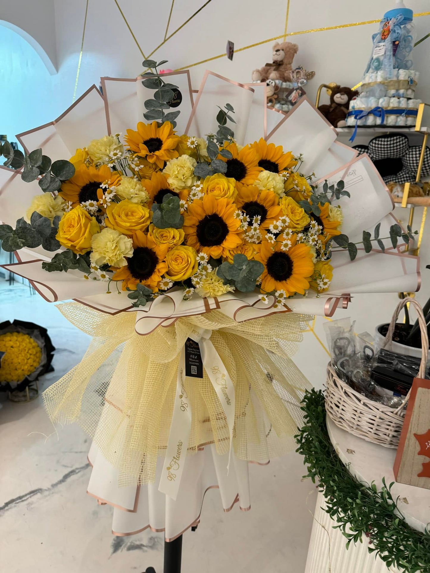 Golden Radiance Grand Bouquet image 0