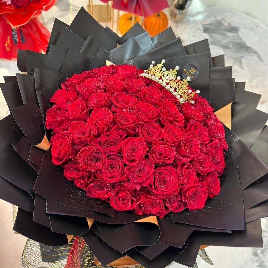 Queen of Roses Bouquet image 0