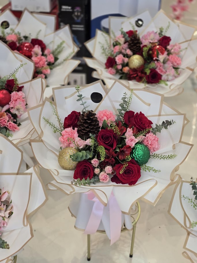 Classic Christmas Bouquet – Holiday Spirit Edition image 0