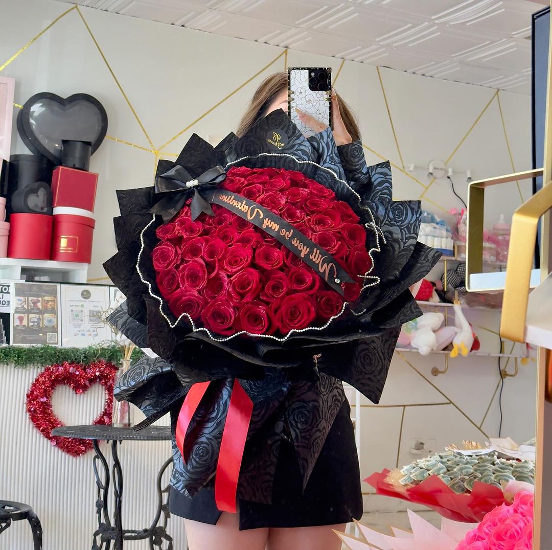 Crimson Cascade Bouquet 🌹✨ image 0