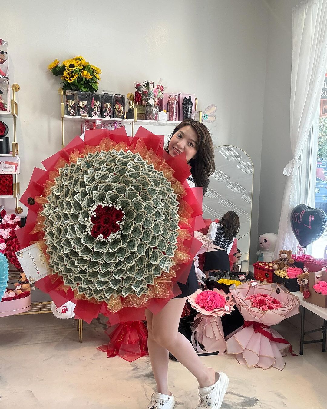 Circle of Prosperity Bouquet 💸🌹 image 1