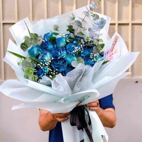 Cuddle Bug | Blue Roses Bouquet image 0