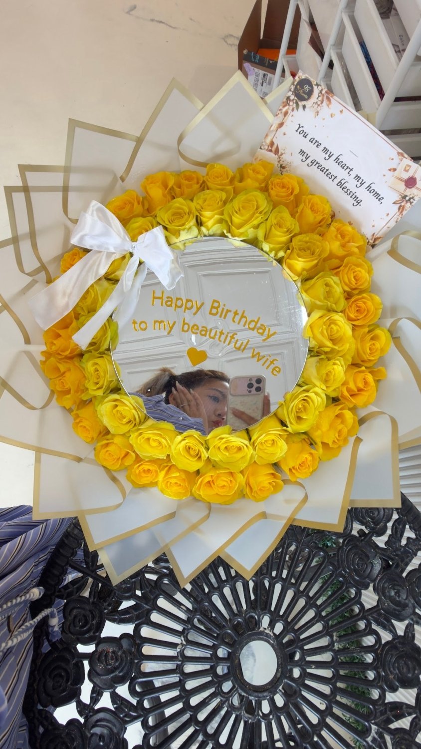 Golden Yellow Rose Mirror Bouquet - 98 FLOWERS