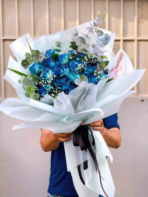 Cuddle Bug | Blue Roses Bouquet