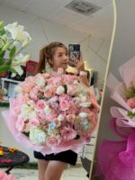 ✨ Soft Romance in Bloom ✨A dreamy mix of blush roses, white tulips, and pastel hydrangeas — kiss (1)