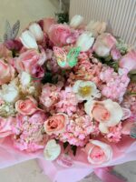 ✨ Soft Romance in Bloom ✨A dreamy mix of blush roses, white tulips, and pastel hydrangeas — kiss (2)