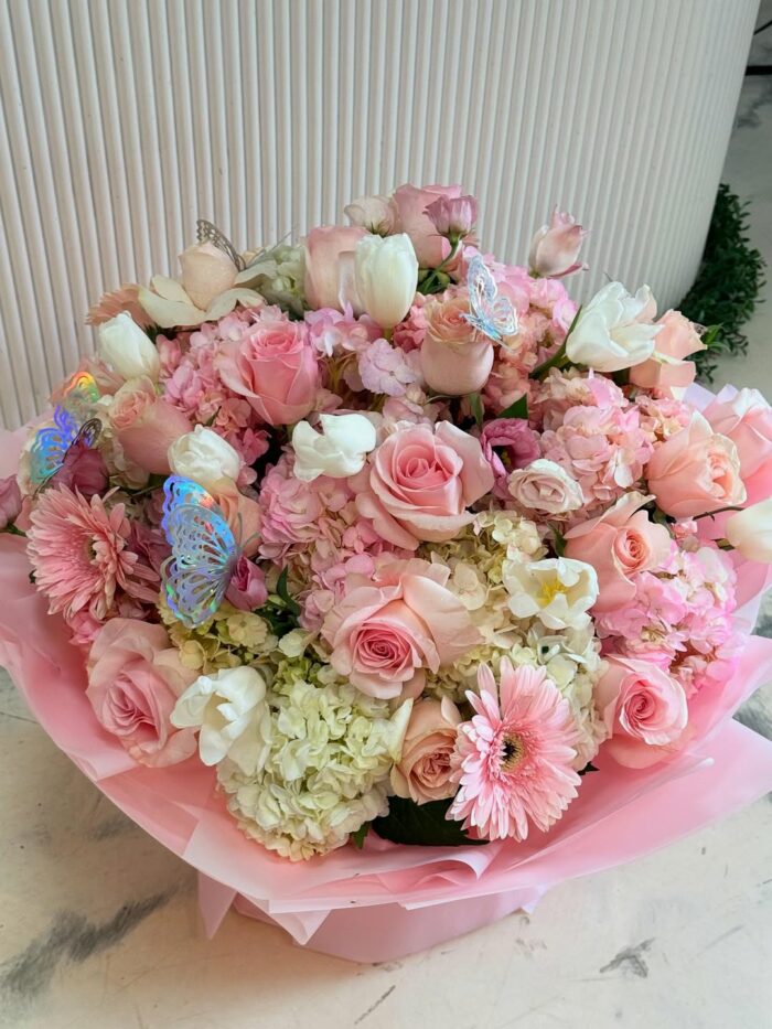 ✨ Soft Romance in Bloom ✨A dreamy mix of blush roses, white tulips, and pastel hydrangeas — kiss