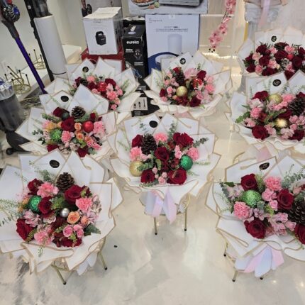 Classic Christmas Bouquet – Holiday Spirit Edition  