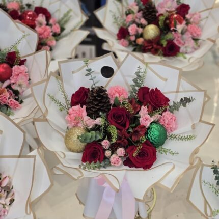 Classic Christmas Bouquet – Holiday Spirit EditionClassic Christmas Bouquet – Holiday Spirit Edition  