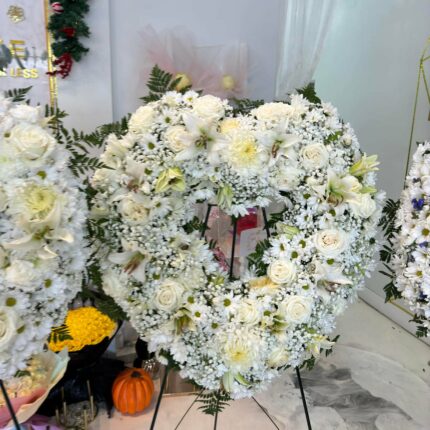Pure White Heart Sympathy Wreath – Classic Funeral Flowers HoustonPremium White Garden Sympathy Wreath – Luxury Funeral Flowers Houston  