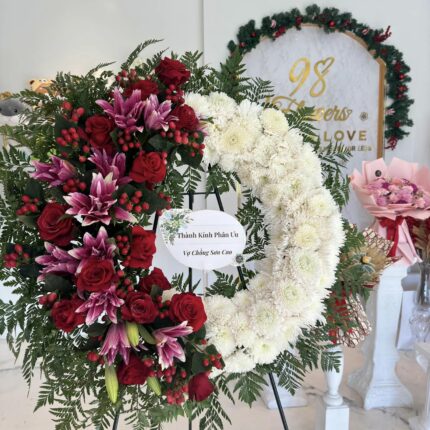 Red & White Contrast Sympathy Wreath – Elegant Funeral Flowers Houston  